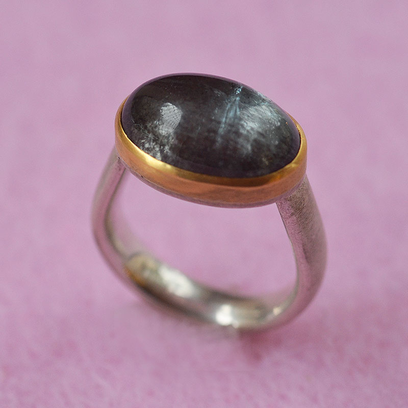 Ring, Silber, Gold 900, Turmalin Cobochon Stahlblau-Grau 6,74 ct, Robert Lucha, Ihr Goldschmied in Nürnberg